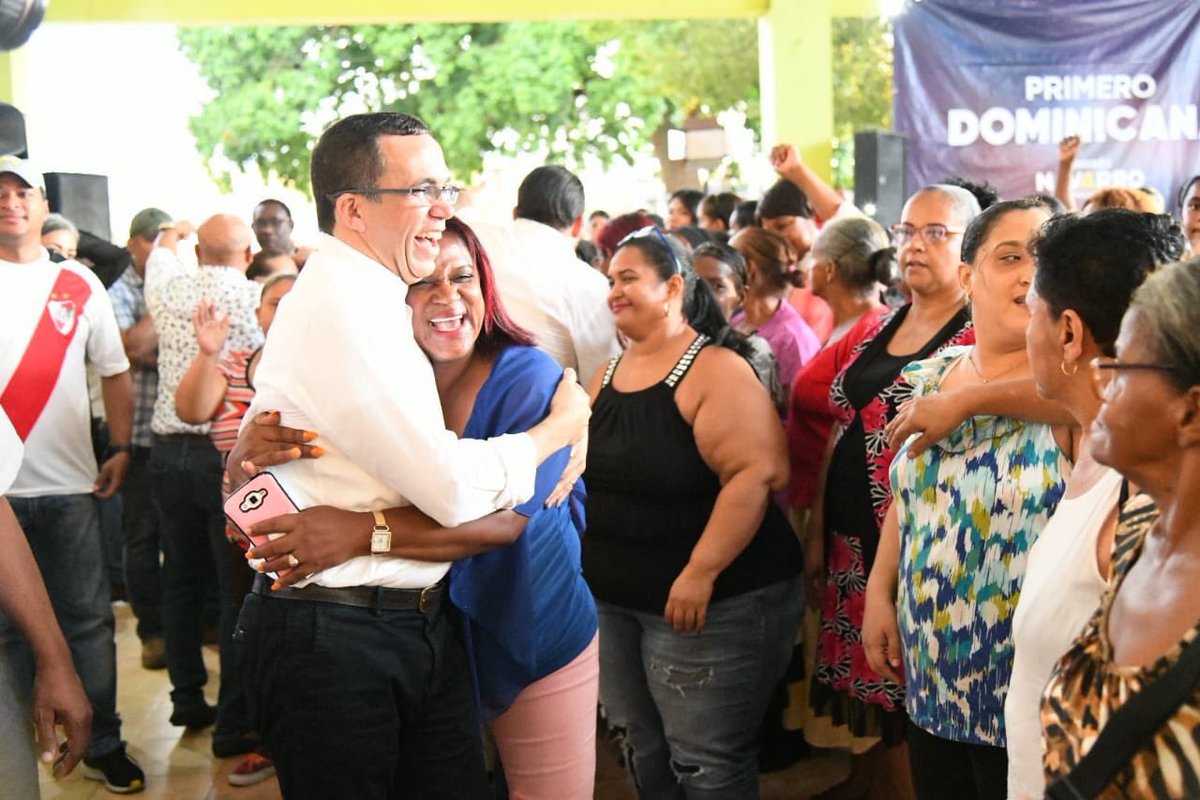 SamanaEn's tweet photo. 🇩🇴Navarro, indicó este lunes que los precandidatos danilistas medidos por cuatro encuestas acordaron no dar a conocer los resultados de los estudios y precisó que las “firmas encuestadoras fueron contratadas con una cláusula de discrecionalidad @Carlostomas01 https://t.co/jFIgnklxWF