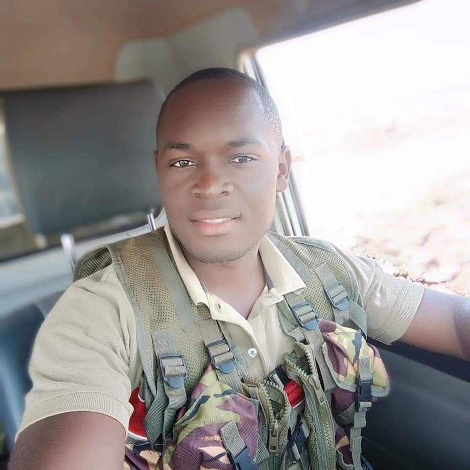 AbdihakimKeinan's tweet photo. THIS THREAD WILL 

CHANGE YOUR LIFE.

Jairus Mulumia, a Kenyan Police officer was deployed at the Kenyan-Ethiopian boarder.

He realized pupils at a nearby primary school (Furole primary) were just idling in class for several days with no one to teach them . #MondayMotivation https://t.co/ivvCkLbtUx