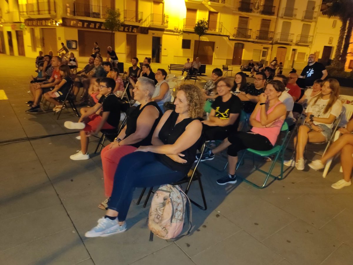 FestImproOnda's tweet photo. El FIVO leva oficialmente anclas!!!! ⚓️⚓️⚓️
Esta tarde el Raval de Sant Josep de Onda ha sido testigo de la primera de las 35 historias improvisadas que llenarán esta tercera edición del festival: ‘Esborranys’, con Arteatre Onda 🔝💪❤️
#FIVO2019 #muchaimpro #teatroimprovisado https://t.co/TIVWG9yj1T