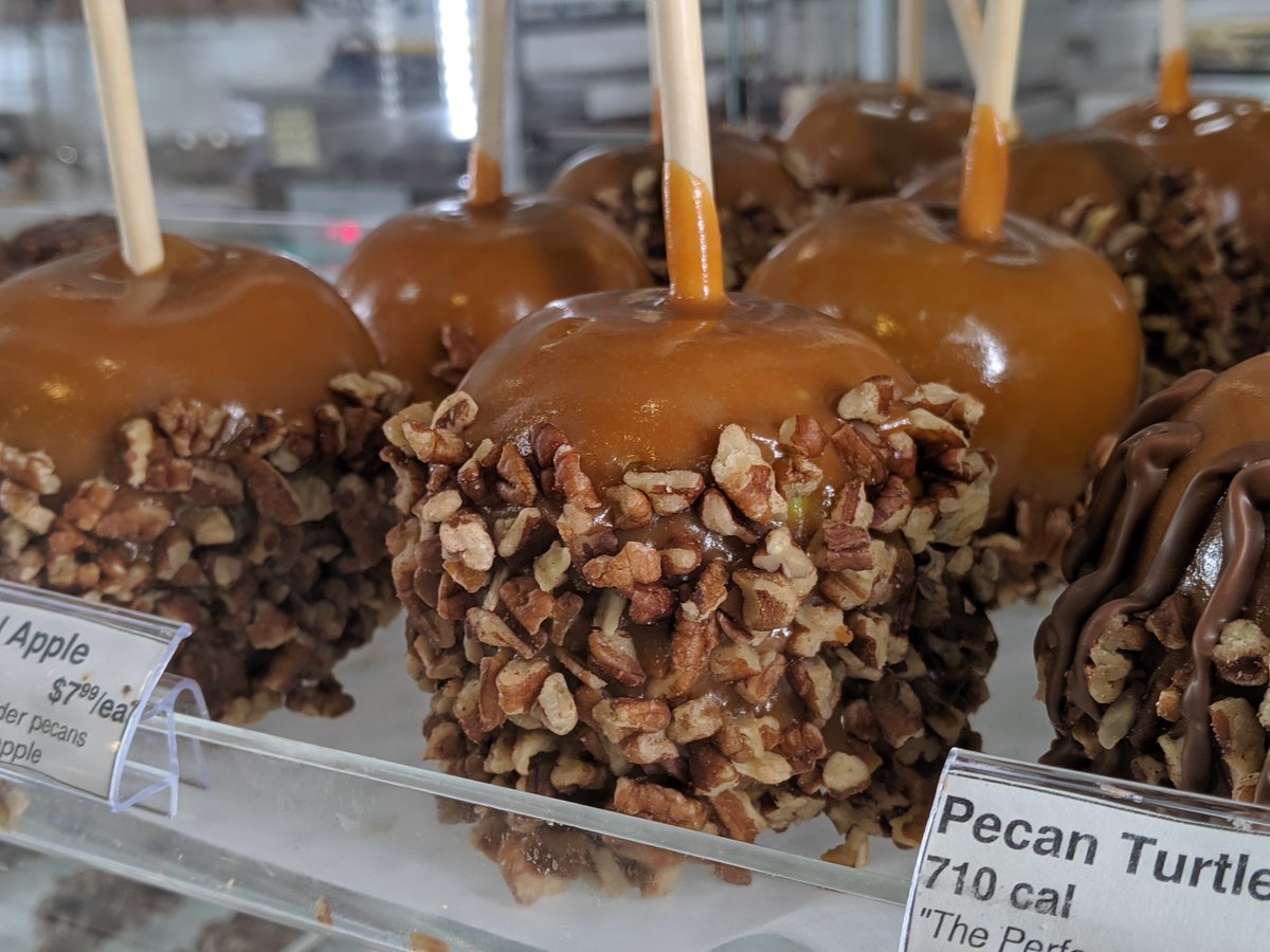 theSARiverWalk's tweet photo. Anyone else ready for candy apples? Check out Kilwins at Alamo Plaza for all your fall cravings!
.
.
.
#Kilwins #Candyapples #SanAntonio #Alamoplaza https://t.co/3BxoABqNzc
