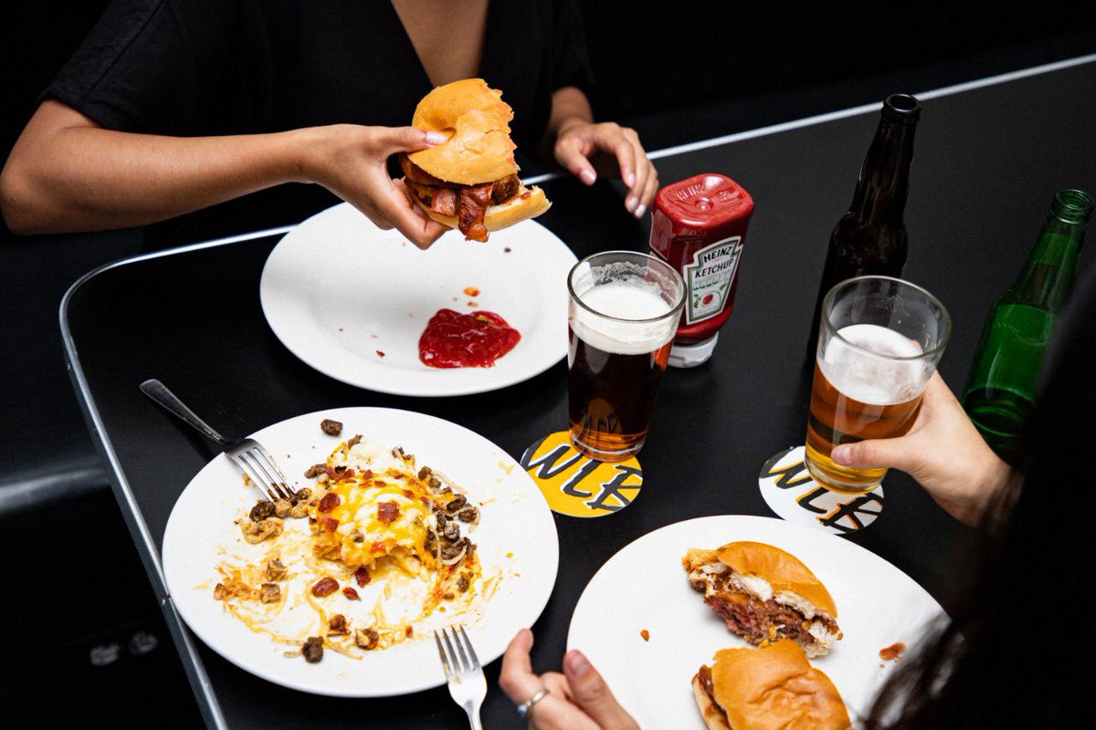 wlb_mx's tweet photo. Estás a una cita de conocer el amor de tu vida 💕 Ven a los días de #BurgerDate de Lunes a Miércoles. https://t.co/sDti4E3eSR