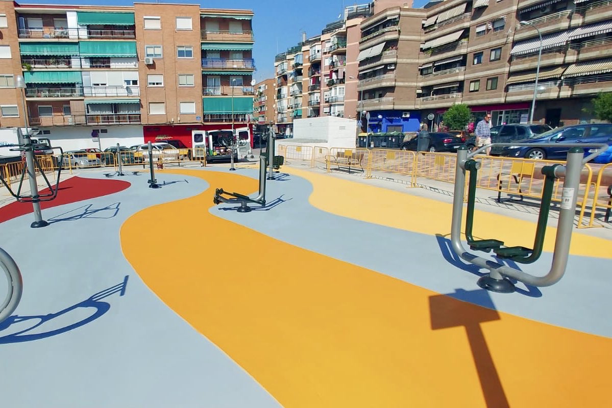 SportSer_SL's tweet photo. Aquí podéis ver el resultado de nuestra última obra en @AytoMostoles 

Hemos instalado un pavimento de resinas acrílicas de tres capas en un parque biosaludable de la ciudad madrileña. https://t.co/r1H95laaPj