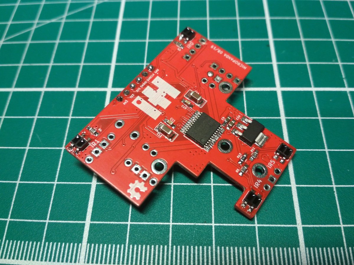 JavierIH's tweet photo. Una pequeña actualización de #micropanda 🐼: placa soldada a falta de encontrar una forma de alinear bien los leds IR. #microsumo #stm32 https://t.co/F197X5mIl8