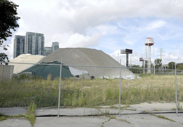 torontodotcom's tweet photo. It's 4 p.m.! Here are four interesting and useful stories from Toronto today. A settlement has been reached for south Etobicoke's former Mr. Christie's site. For this story and 3 more, check out today's 4 at 4.
https://t.co/2HCGTEOBun https://t.co/J23Gc7Uth8