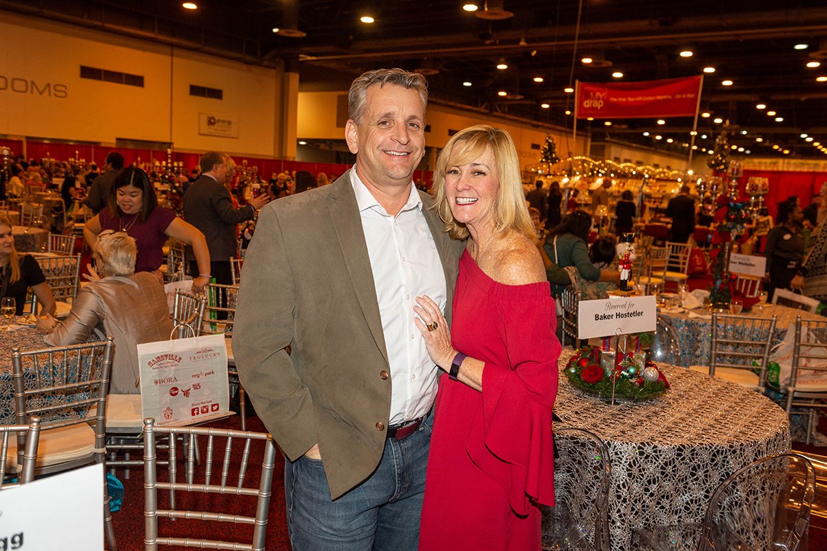 NutcrackerMkt's tweet photo. There’s still time to get your tickets &amp; tables for the @WellsFargo Preview Party! Shop at all 260 booths on 11/13 at 6:30 PM before the Market opens to the public on 11/14. Plus, all Preview Party tickets allow for repeat admission all weekend long! Call us for tickets today. https://t.co/tE0TOxvn5b