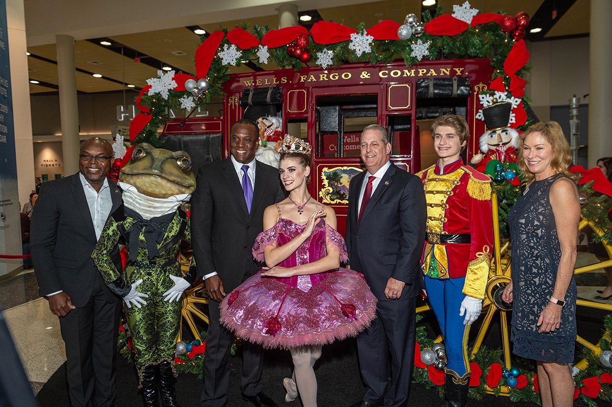 NutcrackerMkt's tweet photo. There’s still time to get your tickets &amp; tables for the @WellsFargo Preview Party! Shop at all 260 booths on 11/13 at 6:30 PM before the Market opens to the public on 11/14. Plus, all Preview Party tickets allow for repeat admission all weekend long! Call us for tickets today. https://t.co/tE0TOxvn5b