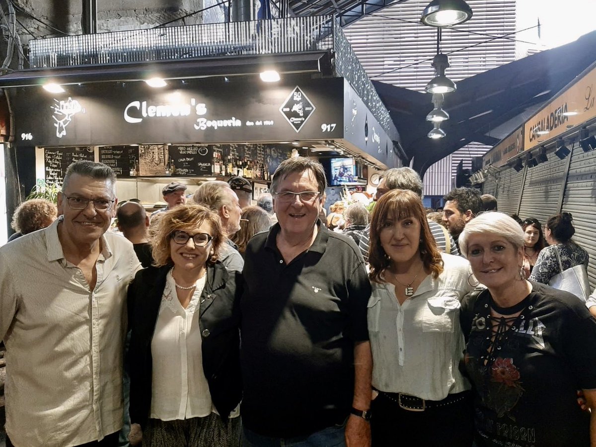 BallarinMontseK's tweet photo. 👉 Gràcies a Alberto, propietari de #Clemen’s de @la_boqueria per haver-nos convidat a la festa del 50 aniversari d’aquest magnífic bar. #Moltesfelicitats 

👉 Un plaer compartir aquesta bona estona amb la gran família que és el mercat de #laBoqueria.

#estimoBcn❤️ #mercatsBCN https://t.co/vgXI28dH6L