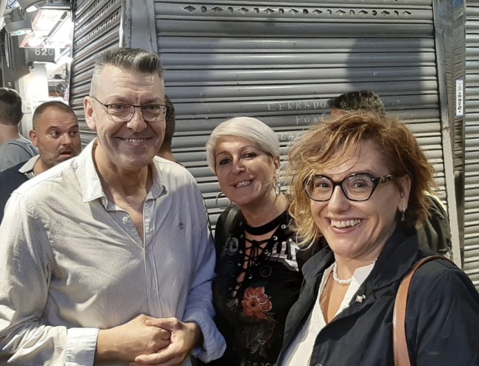 BallarinMontseK's tweet photo. 👉 Gràcies a Alberto, propietari de #Clemen’s de @la_boqueria per haver-nos convidat a la festa del 50 aniversari d’aquest magnífic bar. #Moltesfelicitats 

👉 Un plaer compartir aquesta bona estona amb la gran família que és el mercat de #laBoqueria.

#estimoBcn❤️ #mercatsBCN https://t.co/vgXI28dH6L
