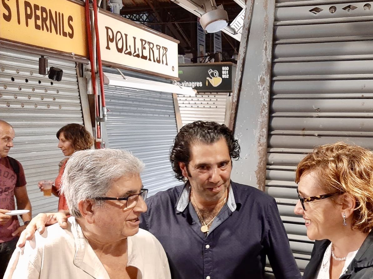 BallarinMontseK's tweet photo. 👉 Gràcies a Alberto, propietari de #Clemen’s de @la_boqueria per haver-nos convidat a la festa del 50 aniversari d’aquest magnífic bar. #Moltesfelicitats 

👉 Un plaer compartir aquesta bona estona amb la gran família que és el mercat de #laBoqueria.

#estimoBcn❤️ #mercatsBCN https://t.co/vgXI28dH6L
