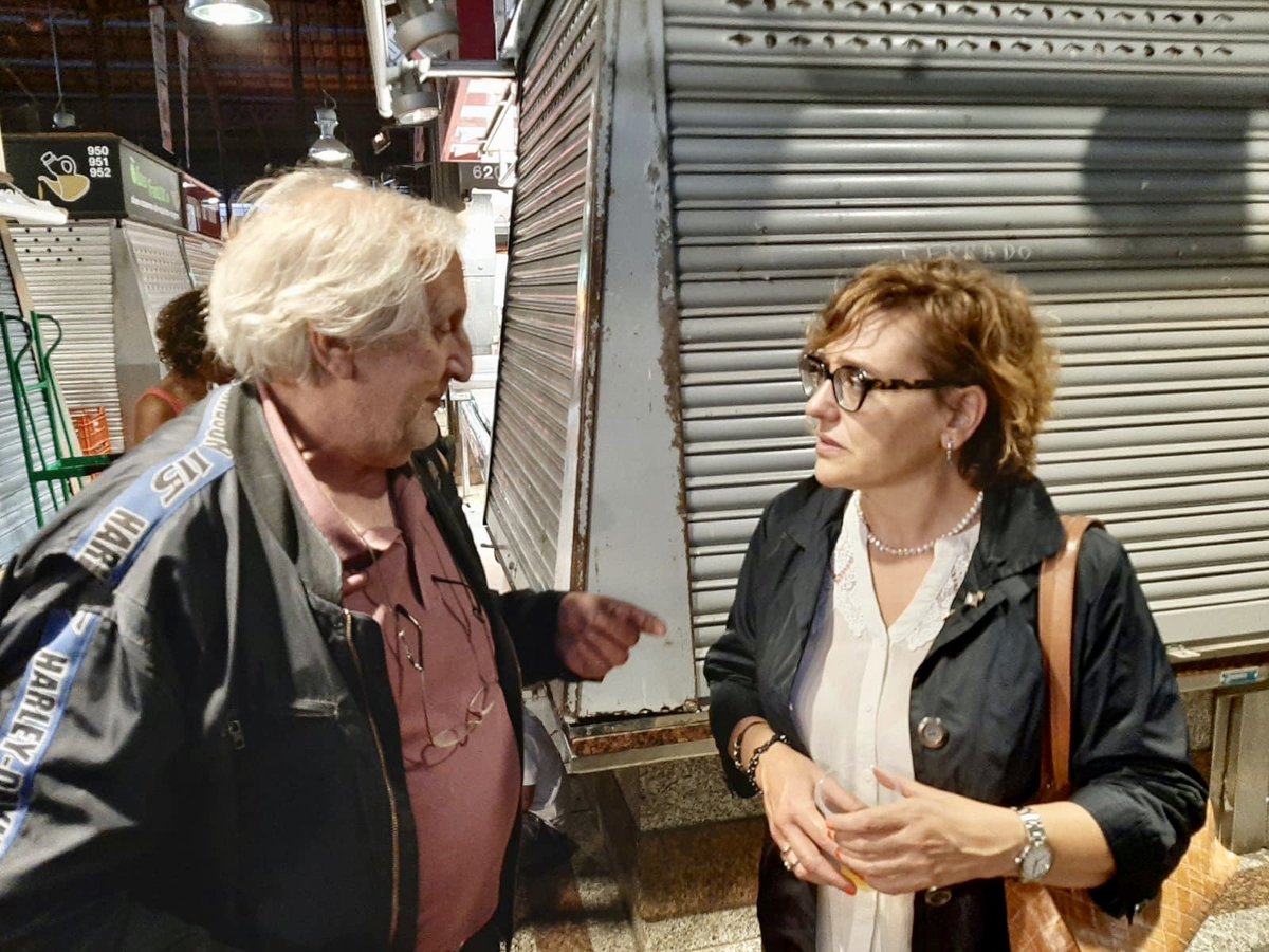 BallarinMontseK's tweet photo. 👉 Gràcies a Alberto, propietari de #Clemen’s de @la_boqueria per haver-nos convidat a la festa del 50 aniversari d’aquest magnífic bar. #Moltesfelicitats 

👉 Un plaer compartir aquesta bona estona amb la gran família que és el mercat de #laBoqueria.

#estimoBcn❤️ #mercatsBCN https://t.co/vgXI28dH6L
