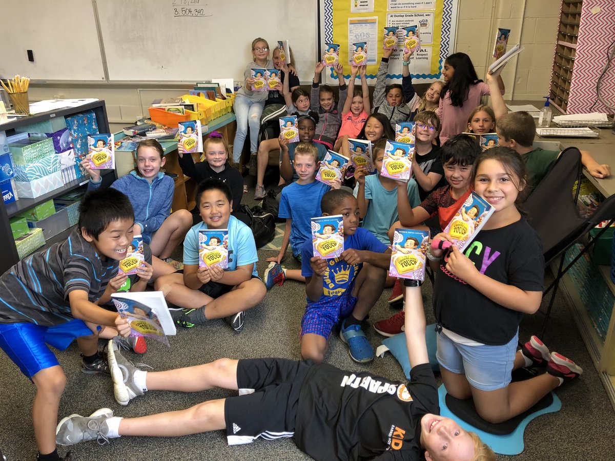 Mrs_Bond22's tweet photo. 5B is sonexcited to start reading our “one school one book”, the chocolate touch! #323Learns #DGSRoyals #bondsbrainybunch <—- @JeffCrusen https://t.co/vIIUvQluaZ