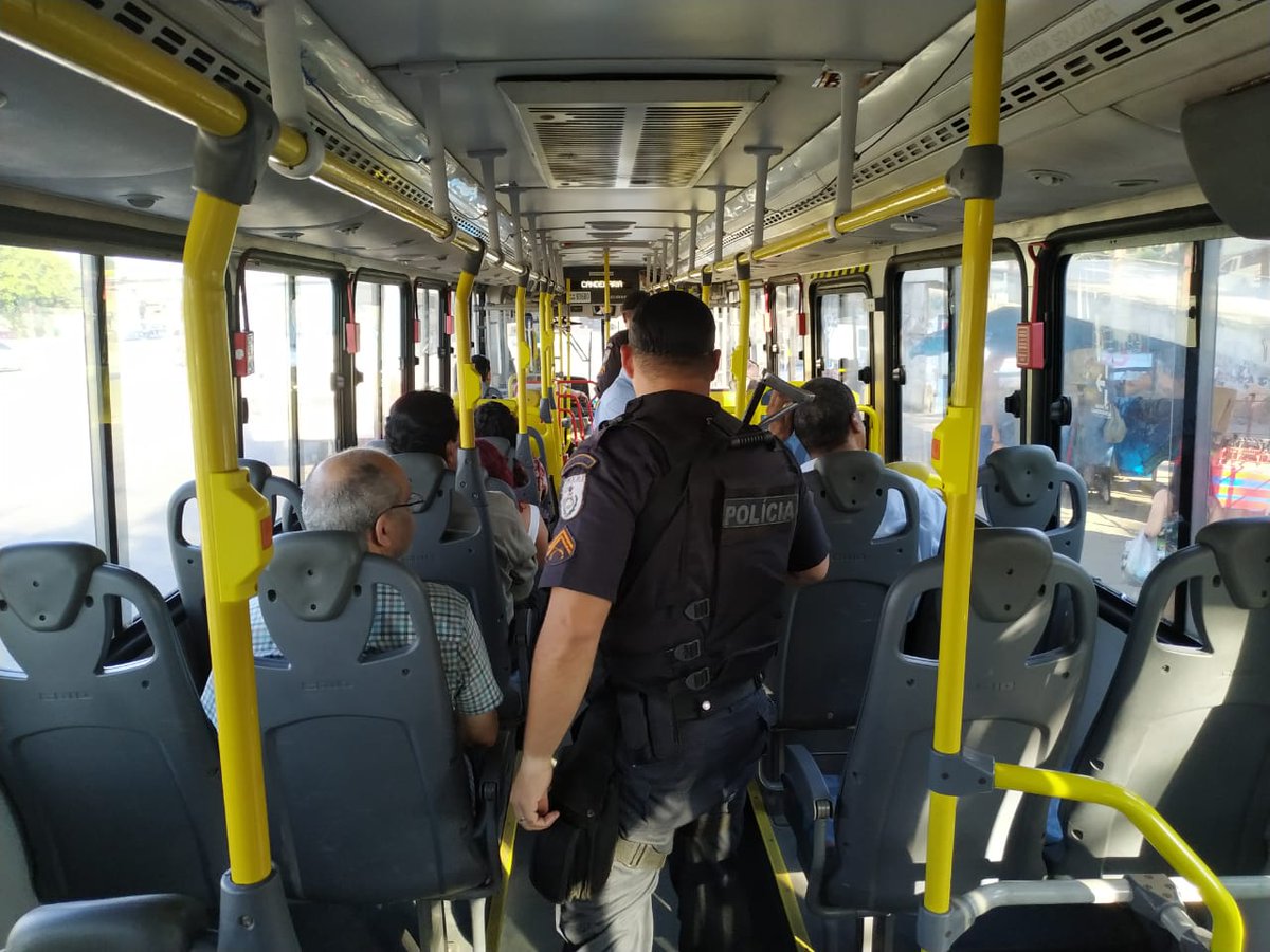PMERJ's tweet photo. #GPTOU sempre trabalhando para garantir o seu #PercursoSeguro. Na foto, policiais da #UPP estão atuando na Av. Brasil, altura da Passarela 05. Conte sempre com nossos #heróis!

#PMERJ #NasRuas #SempreAtuante #ServireProteger https://t.co/0PApir7fGp