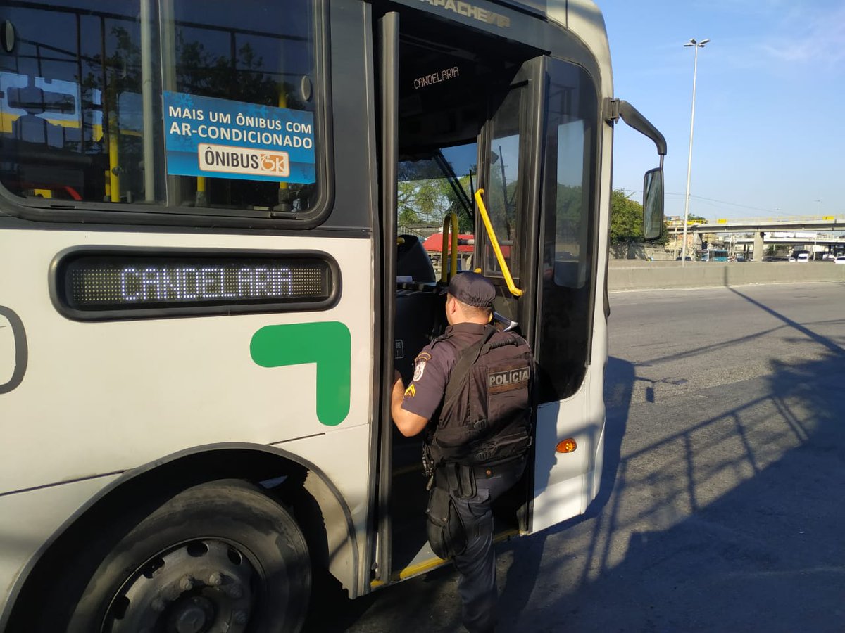 PMERJ's tweet photo. #GPTOU sempre trabalhando para garantir o seu #PercursoSeguro. Na foto, policiais da #UPP estão atuando na Av. Brasil, altura da Passarela 05. Conte sempre com nossos #heróis!

#PMERJ #NasRuas #SempreAtuante #ServireProteger https://t.co/0PApir7fGp