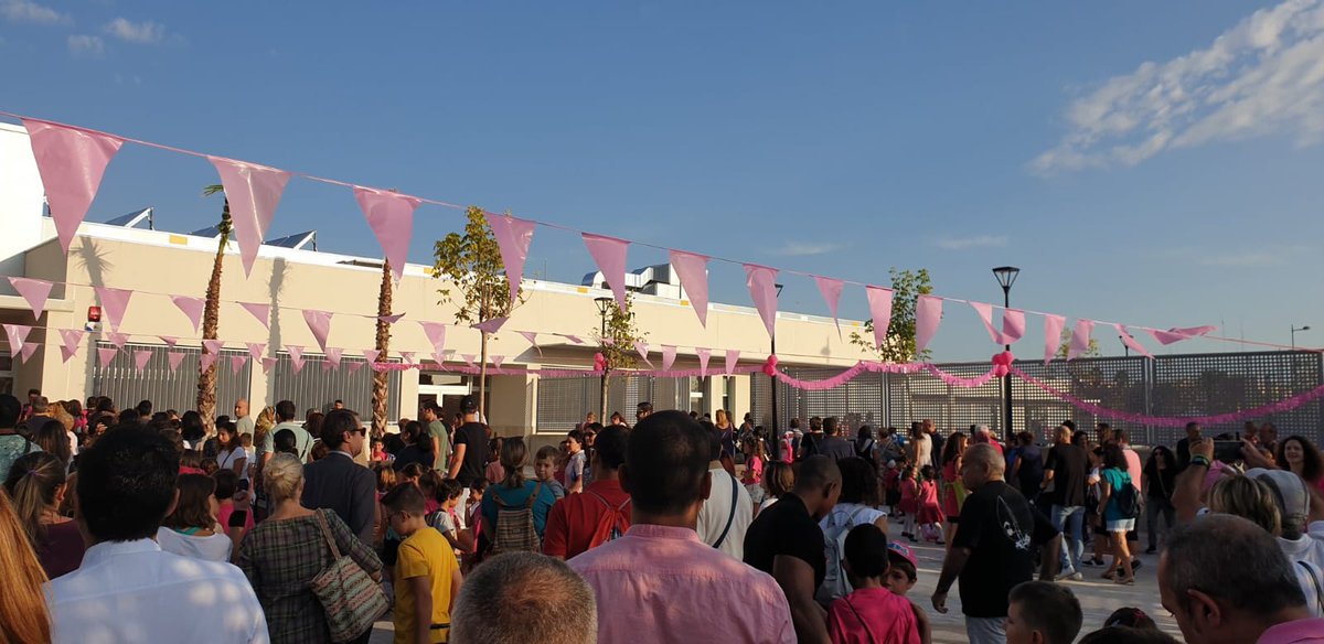 AjuntamentVLC's tweet photo. Acomiadem un dia ple d'il·lusions 😊, amb l'obertura del nou Centre d'Educació Infantil i Primària 103 🎒, on este matí hem donat la benvinguda al curs 2019-2020. El centre, al c/ Luis García-Berlanga Martí, té capacitat per a 675 escolars 👧👦🏽. #Nou103
👉 https://t.co/nQZhvcA486 https://t.co/xo4e0wbHt1
