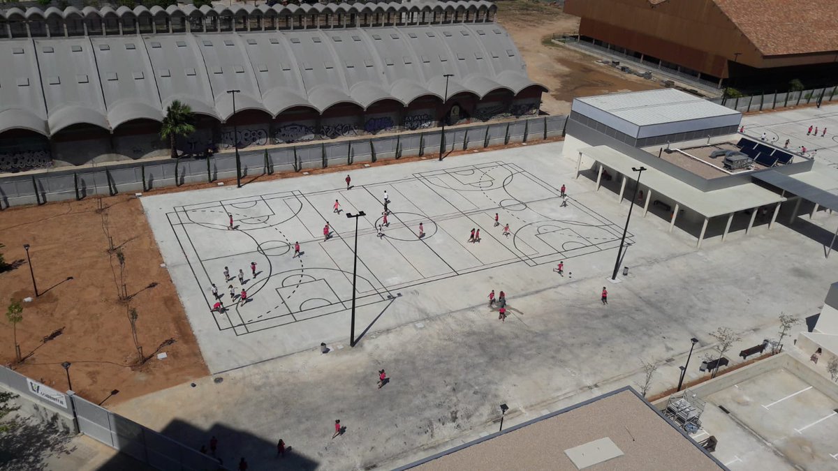 AjuntamentVLC's tweet photo. Acomiadem un dia ple d'il·lusions 😊, amb l'obertura del nou Centre d'Educació Infantil i Primària 103 🎒, on este matí hem donat la benvinguda al curs 2019-2020. El centre, al c/ Luis García-Berlanga Martí, té capacitat per a 675 escolars 👧👦🏽. #Nou103
👉 https://t.co/nQZhvcA486 https://t.co/xo4e0wbHt1