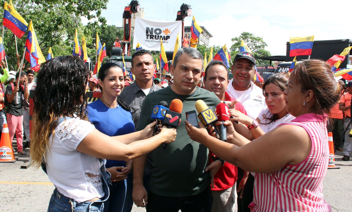 AlcaldePedroB's tweet photo. Hoy #09Sept acompañamos al Gob. @RMarcoTorres a este importante despliegue "Una Gota de Amor" que suma toda la jornada educativa que involucra el mejoramiento de la infraestructura con apoyo del pueblo organizado, los consejos comunales, las cuadrillas de @FundAragua_Gob https://t.co/P8EBmBTNVM