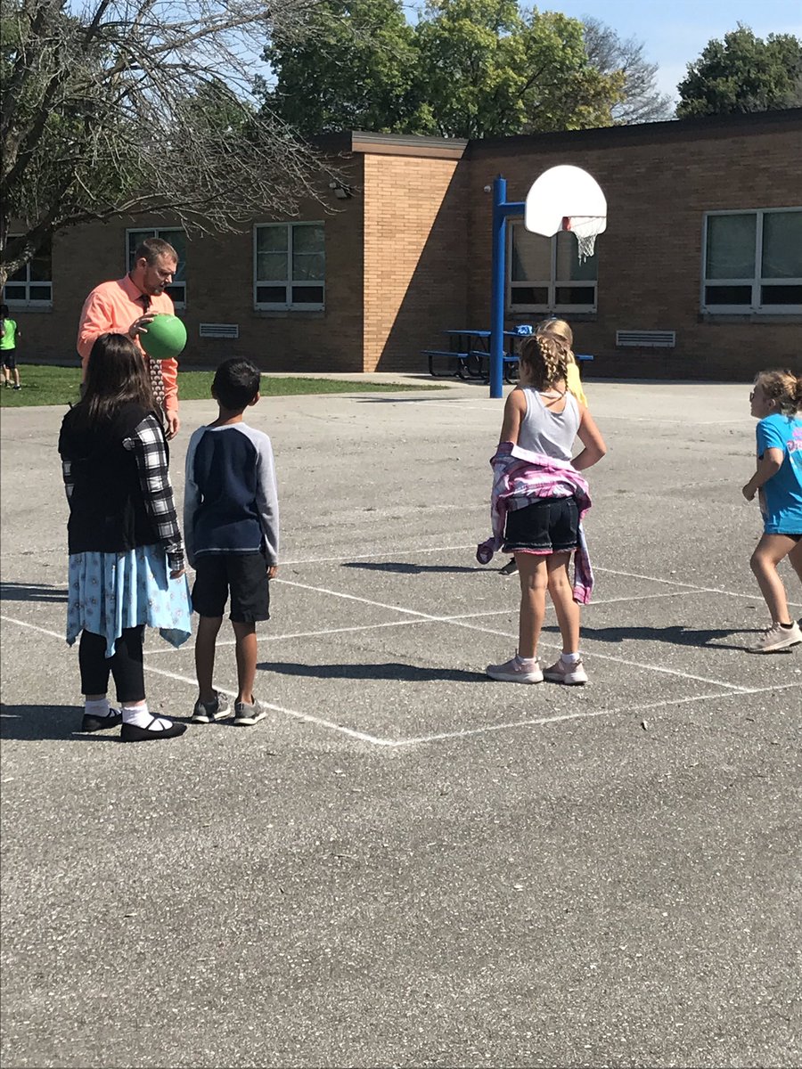 Miss_Bennett3's tweet photo. We loved playing four square with @PrincipalSmall at recess!! #bestprincipal #eastviewpride #fcscspartanpride https://t.co/jdREfbCea7