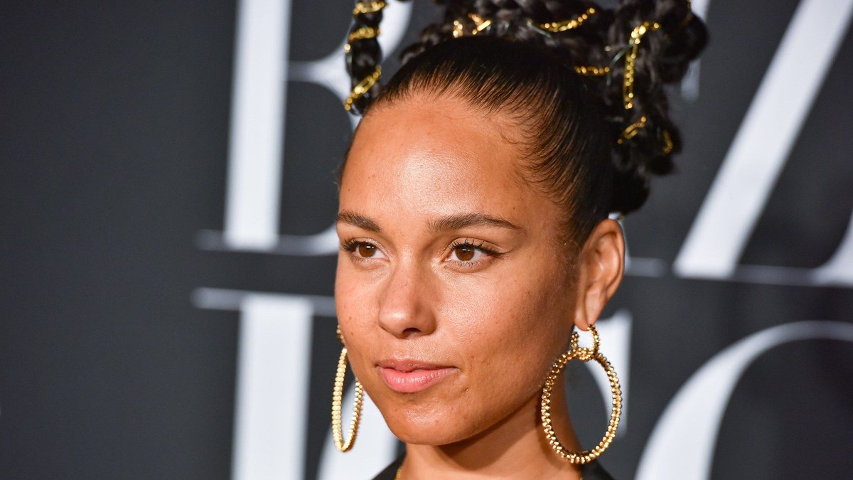 wenbychazdean's tweet photo. In love with Alicia Keys's braid look at NYFW Spring 2020 ❤️ What do you think? https://t.co/pNj6S23HAz #trending #WENhair #haironfleek #hairtrends #braids #crownbraid #falltrends https://t.co/D3JNK4v46D