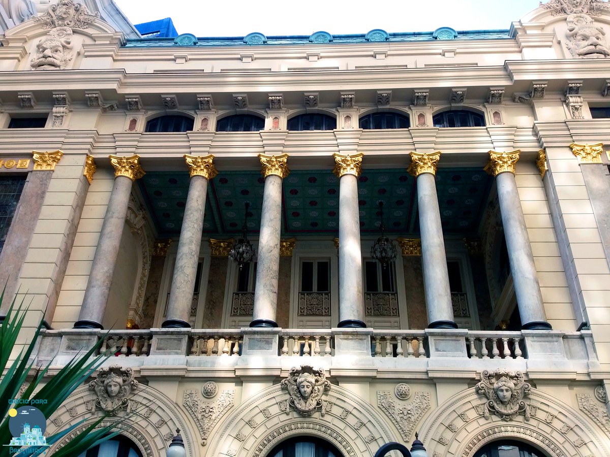 greciaparabrs's tweet photo. #TheatroMunicipal teve a construção iniciada em 1905 e inaugurada em 1909. De #arquitetura eclética, as influências #gregas são evidentes em sua estrutura. Mas destacaremos as colunas, sendo algumas construídas em granito e outras em mármore, com o capitel em estilo #coríntio. https://t.co/r28R8rqGpa