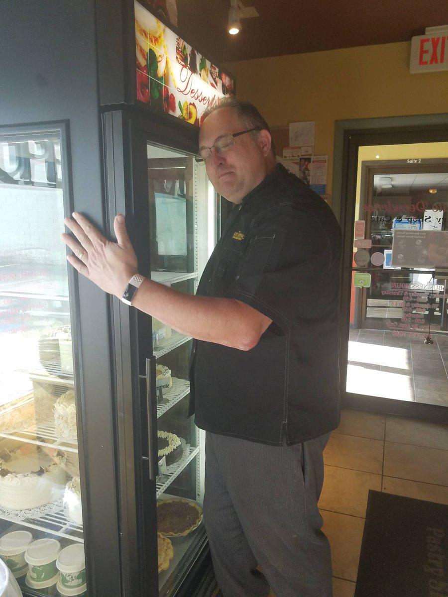 DDBakeryVT's tweet photo. We are ready for Fall but no one is more ready than our boss. He saw Fall-themed cakes in the case and nearly melted into a puddle of thankfullness. #endofdayfun #fallisalmosthere #bakery #centralvermont https://t.co/6DmDBc8tIv