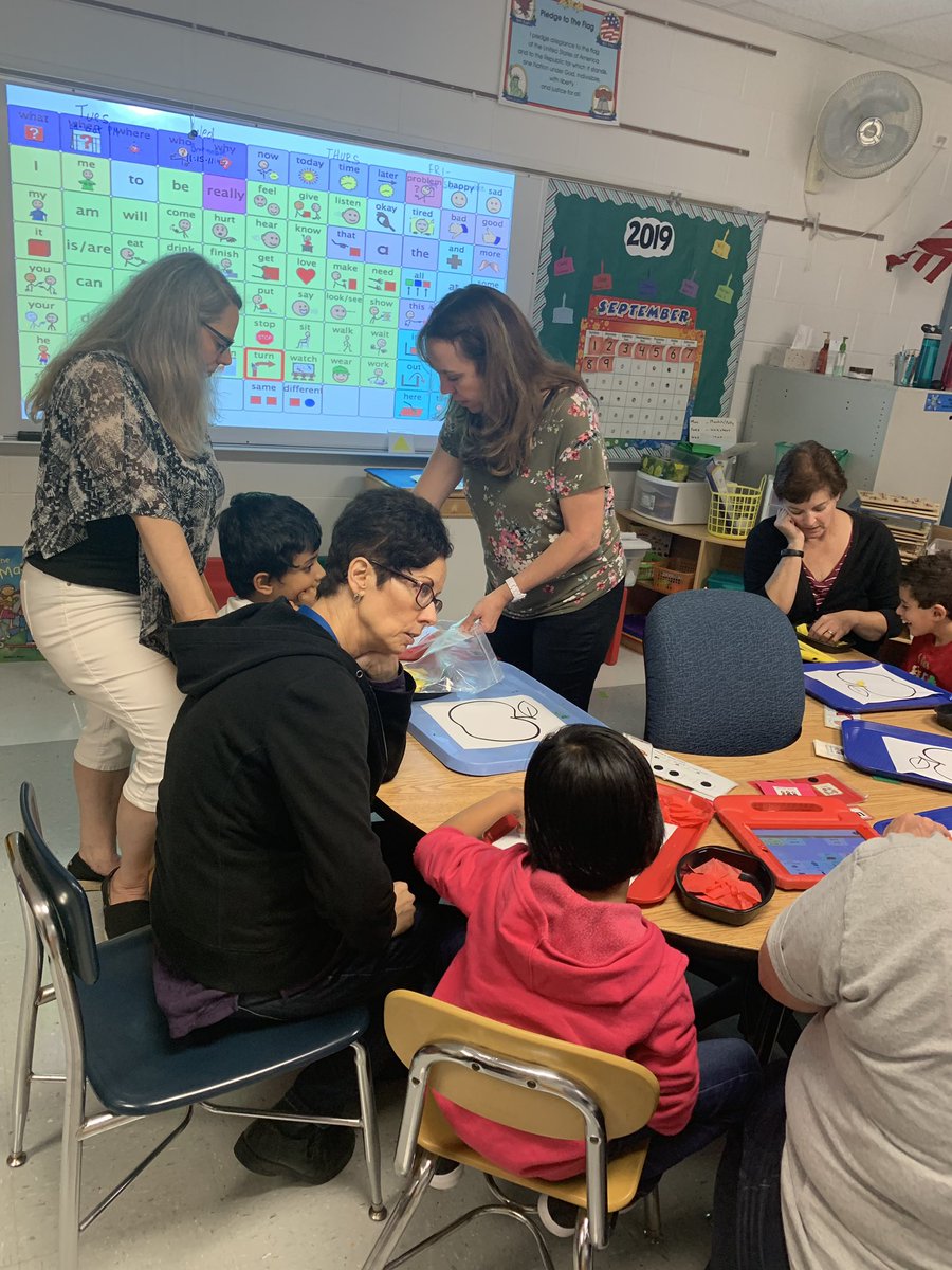 WindsorSpeech's tweet photo. #Core #vocabulary during our #apple craft co-teaching with @angeluswindsor We targeted โonโ and โmoreโ, requesting help and telling the teacher when we were finished! #modelcore #aidedlanguageinput #AAC #hightech #lowtech @WindsorWildcats https://t.co/0bjVBLF9Dj
