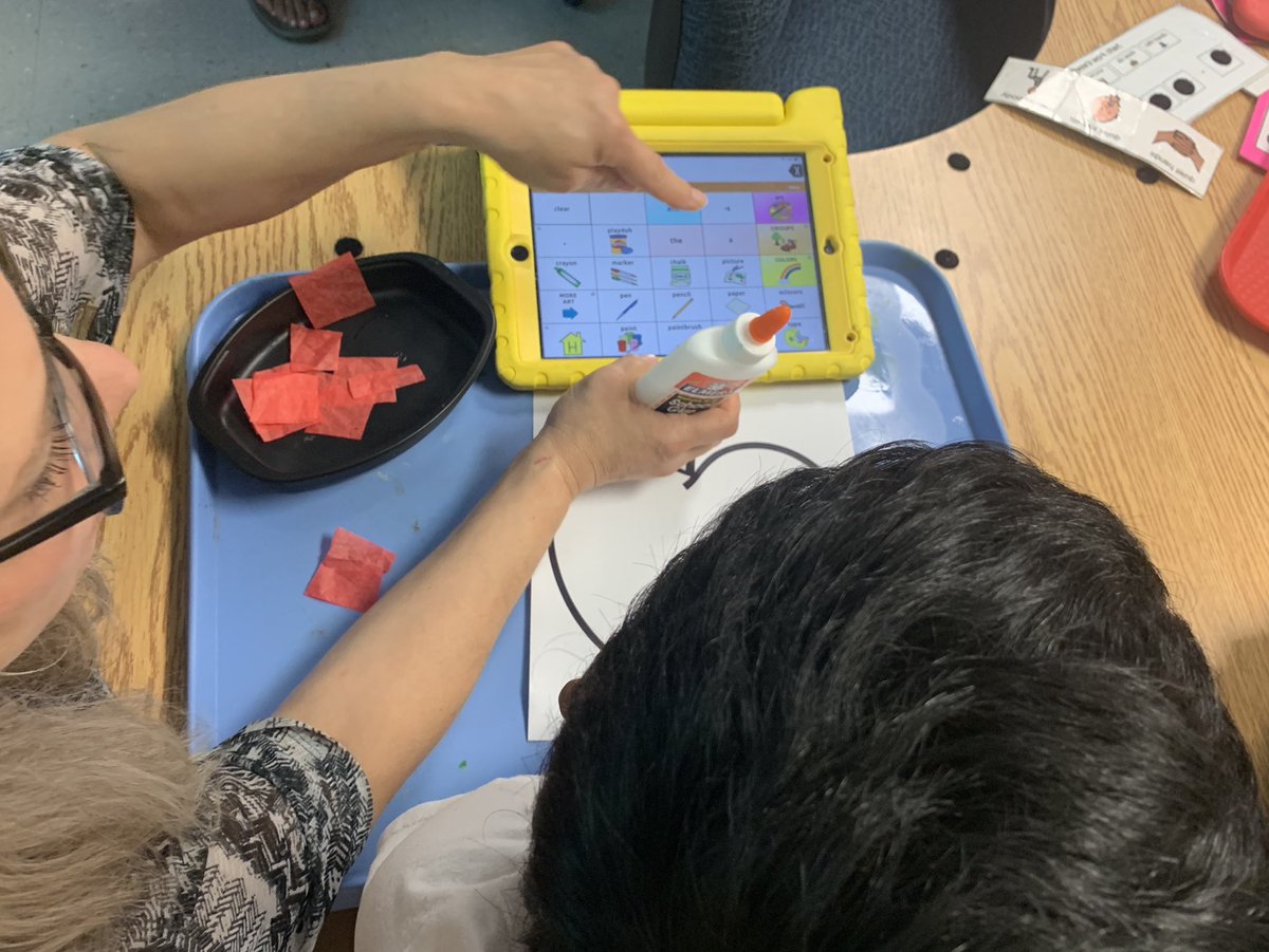 WindsorSpeech's tweet photo. #Core #vocabulary during our #apple craft co-teaching with @angeluswindsor We targeted โonโ and โmoreโ, requesting help and telling the teacher when we were finished! #modelcore #aidedlanguageinput #AAC #hightech #lowtech @WindsorWildcats https://t.co/0bjVBLF9Dj