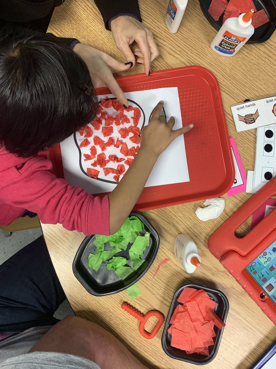 WindsorSpeech's tweet photo. #Core #vocabulary during our #apple craft co-teaching with @angeluswindsor We targeted โonโ and โmoreโ, requesting help and telling the teacher when we were finished! #modelcore #aidedlanguageinput #AAC #hightech #lowtech @WindsorWildcats https://t.co/0bjVBLF9Dj