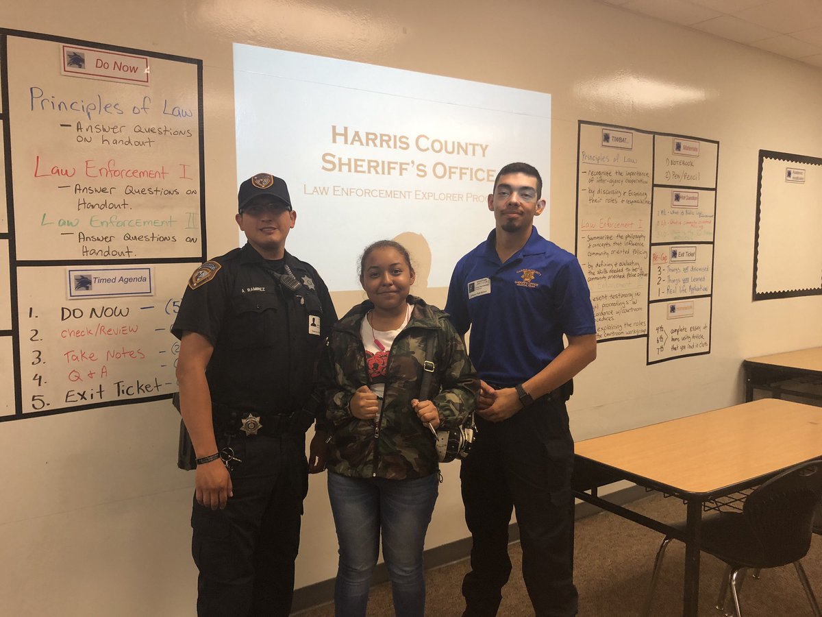 DHS_CTE_Law's tweet photo. #GuestSpeakerDay big s/o to Deputy Ramirez and Detention Officer Hernandez for stopping by @Dekaneywildcat and sharing with us today about #HCSOExplorers @SheriffEd_HCSO @SpringISD @CteNths https://t.co/q9FLwB6csi
