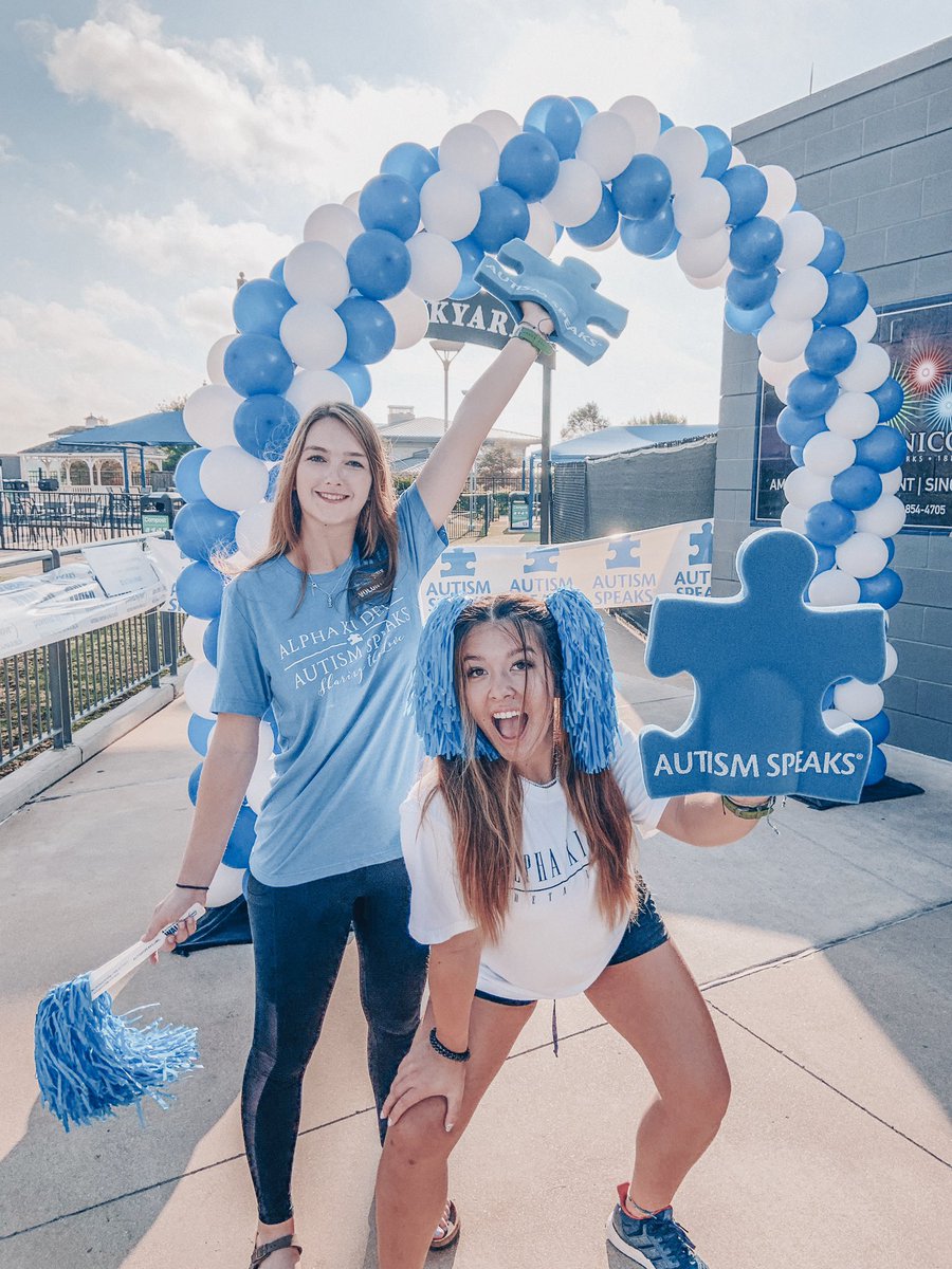 AXiDThetaLambda's tweet image. sharing the love at the Autism Speaks walk💙