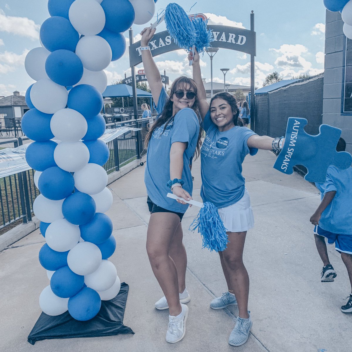 AXiDThetaLambda's tweet image. sharing the love at the Autism Speaks walk💙