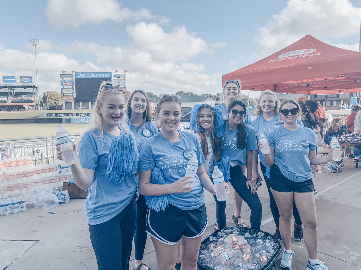 AXiDThetaLambda's tweet image. sharing the love at the Autism Speaks walk💙