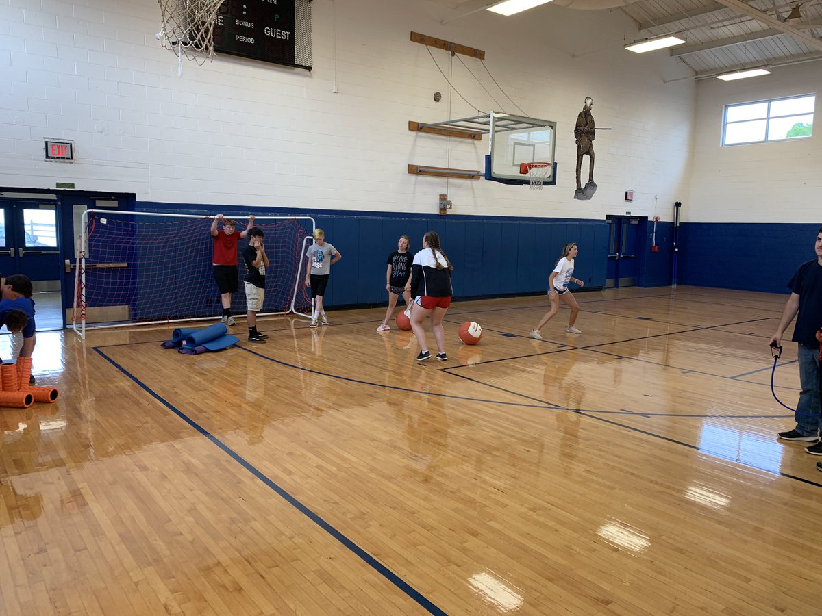 Arrington_PE's tweet photo. #personaltrainers brought in their own workouts and put their teams through workouts with various equipment. #GenZPE @awheeler_wheels @mcpsMCHS @vahperd #secphysed #sporteducationmodel https://t.co/vxI237PI2C