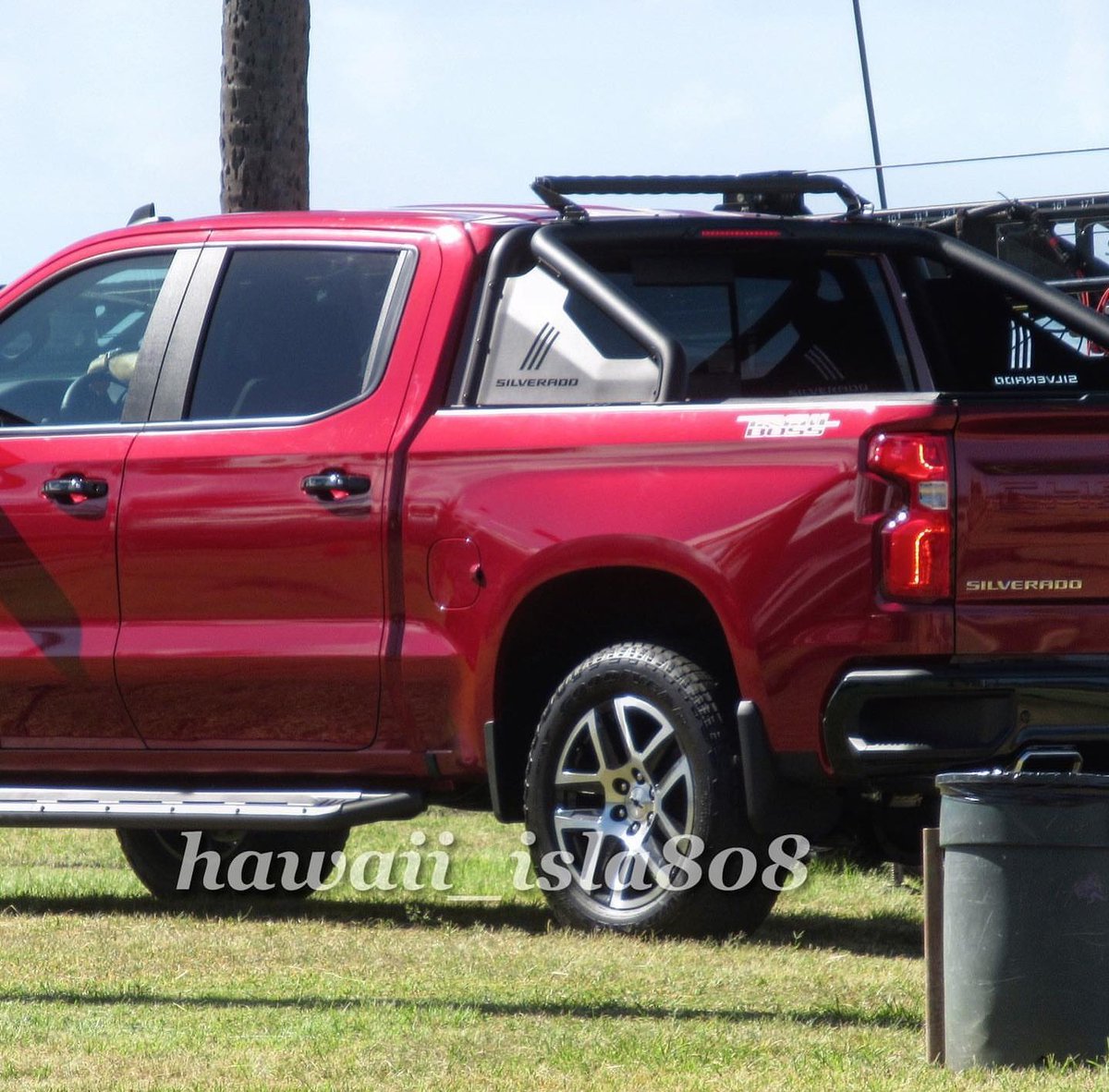 RFmAshA's tweet photo. Not sure if it's intentional or not but these are Steve's new truck &amp; Joe's truck from 9.10 [yes i now Joe's @NissanUSA and Steve's @chevrolet ] but i really would love that there is a story for that red truck. 
[Photo credit: @hawaii_isla808 ] #H50 #AlsoBored 🤷 https://t.co/v62a7wfjeE