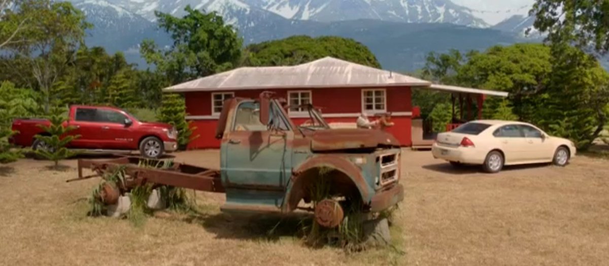 RFmAshA's tweet photo. Not sure if it's intentional or not but these are Steve's new truck &amp; Joe's truck from 9.10 [yes i now Joe's @NissanUSA and Steve's @chevrolet ] but i really would love that there is a story for that red truck. 
[Photo credit: @hawaii_isla808 ] #H50 #AlsoBored 🤷 https://t.co/v62a7wfjeE