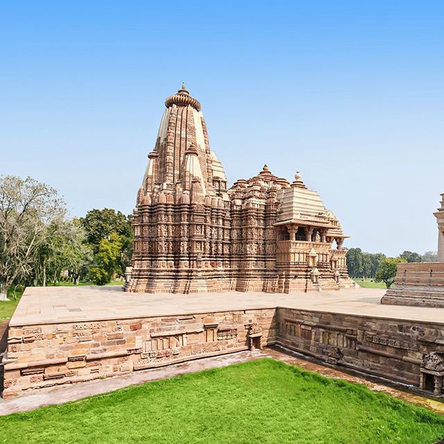 Directia_Travel's tweet photo. ¿Te gustaría conocer uno de los lugares más pintorescos de India? 😉 ¡No te pierdas #Khajuraho! 👌 Esta ciudad es famosa por sus milenarias esculturas eróticas, nombradas Patrimonio de la Humanidad por la UNESCO⁠
⁠
#India #travel #Asia #trip #viajes #v… https://t.co/K46pCD7bEq https://t.co/SzWoqG9SEp