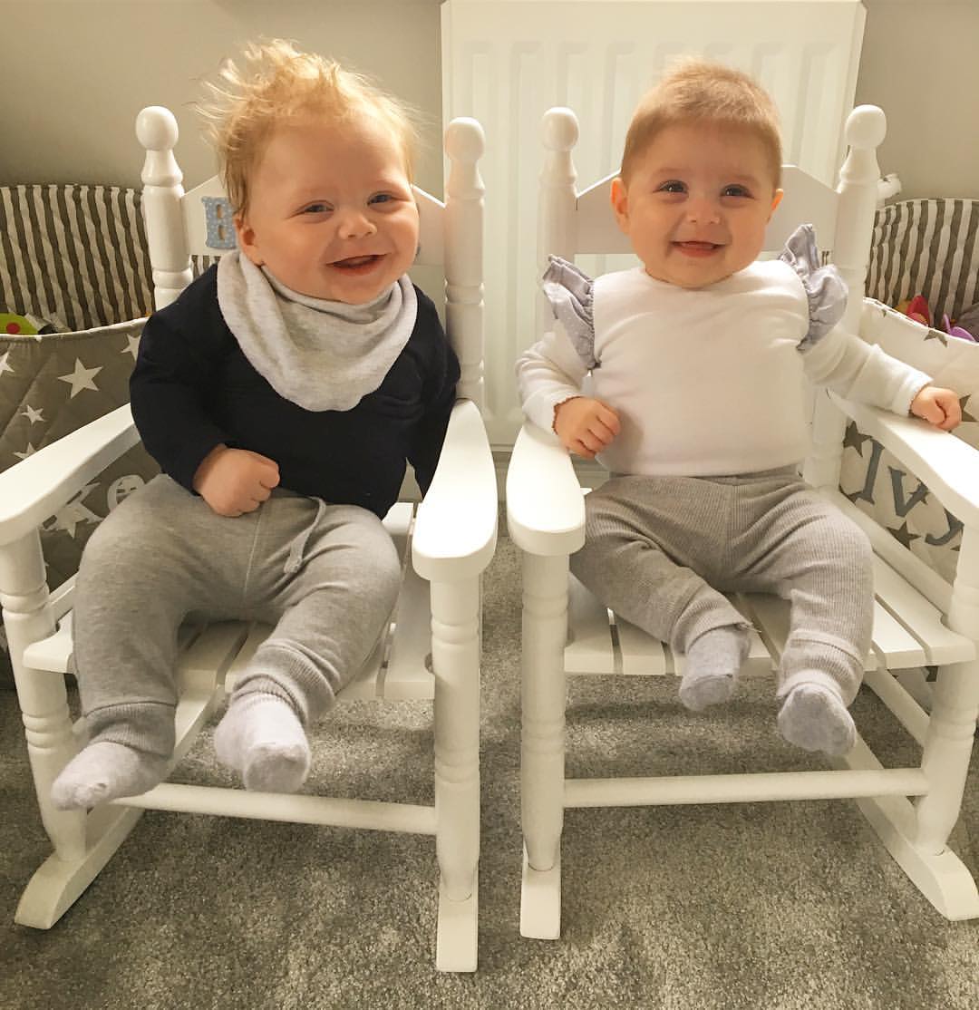 Olá olá, somos o Elijah e a Jane, e só queríamos mostrar que já temos umas cadeirinhas muito lindas para sentar! Beijinhos. 😘