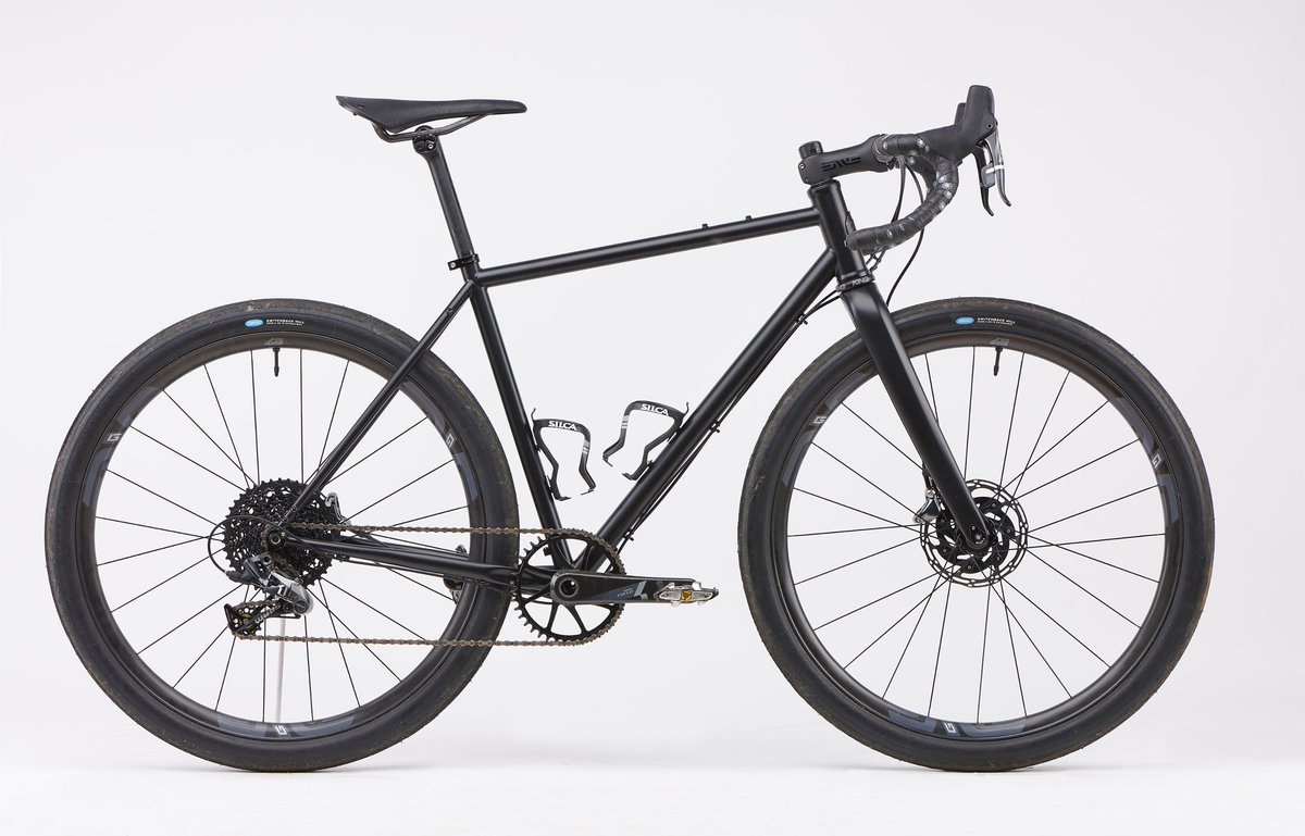 211cycles's tweet photo. Un #MT4 tout noir et tou fou parce qu’être raisonnable est d’un insupportable ennui! Ce serait le vélo de @BilookVT si la @FDJ était sympa avec lui! 📷 Nicolas Joly https://t.co/QzJ6sCXUz7