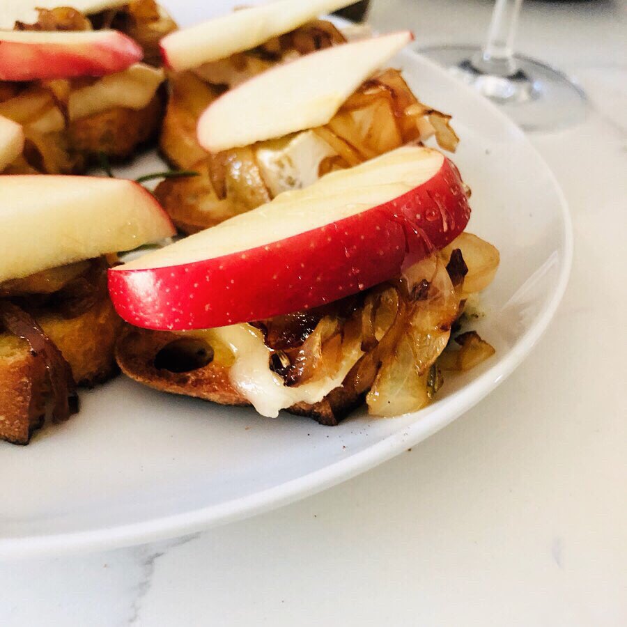 wholesomm's tweet photo. New recipe on the blog! A vegetarian fall appetizer - Brie, honey crisp apple, and caramelized onion crostini. Paired with a Chardonnay. https://t.co/PVU8htqAOd #vegetarian #fallrecipe #winepairing #wine #food #apple https://t.co/esWcOl4EaB