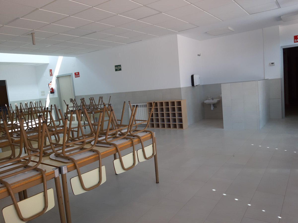 COLEGIOMONREAL's tweet photo. Comenzamos el curso 2019-20 estrenando comedor escolar. Estamos muy agradecidos con el Departamento de Educación del Gobierno de Aragón por esta gran inversión que han hecho en nuestro colegio. Nuestro próximo objetivo conseguir que cocinen en el colegio... https://t.co/dhnkmXHj2w