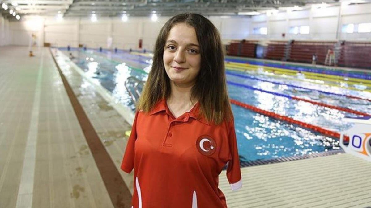 Paralimpik Avrupa Şampiyonasında kadınlar S5 kategorisi 50 metre sırtüstü finalinde, 45.21’lik derecesiyle birinci olarak altın madalyayı Türkiye’ye getirdi
9-15 Eylül de İngiltere deki 
yarısında da başarılar diliyoruz 🙏
Seninle Gurur Duyuyoruz 🇹🇷
#HaydiSümeyyeTürkiyeSeninle