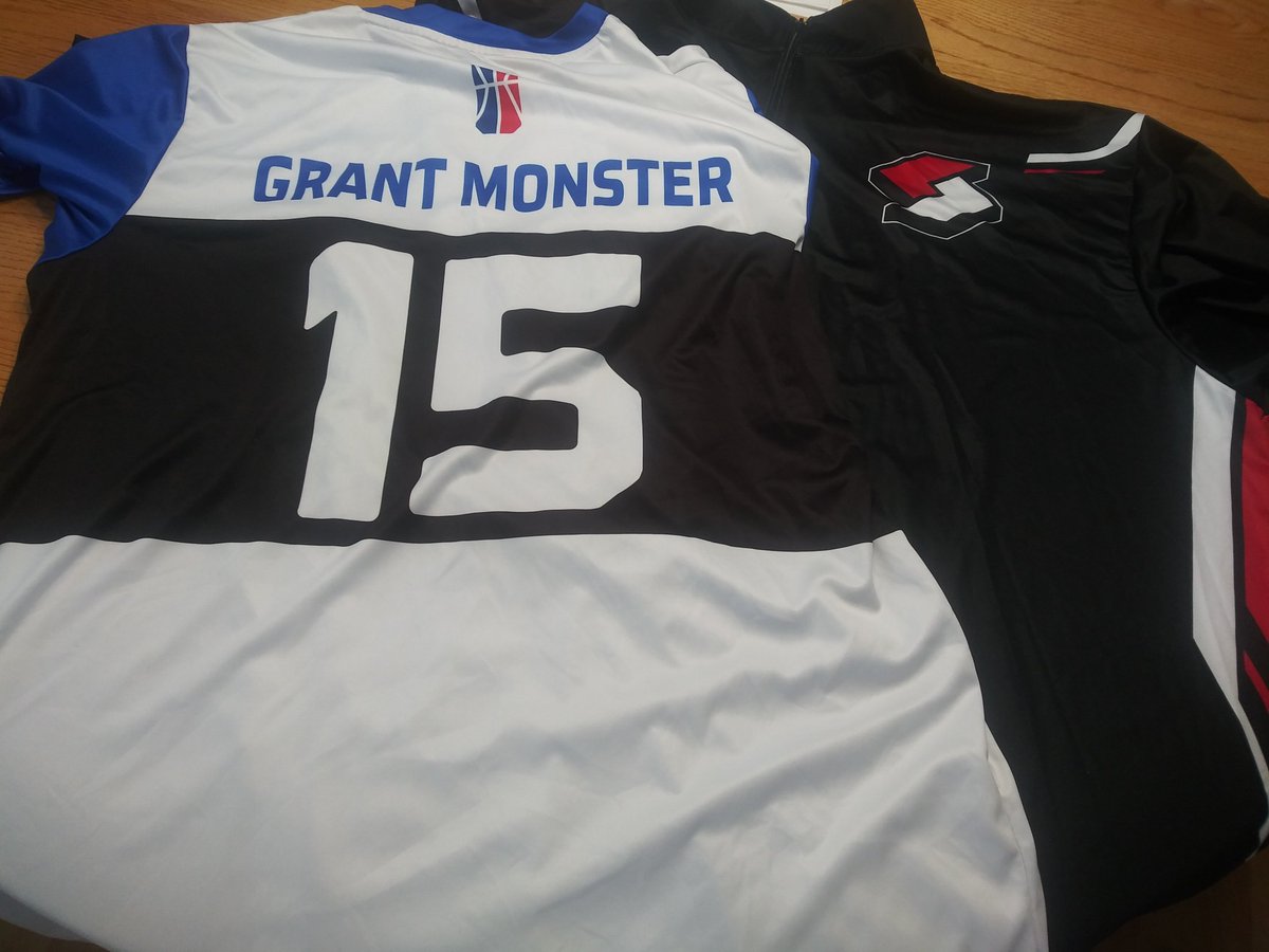 itsETMtv's tweet photo. Huge shoutout to @Gbark2k for not only a mavs gaming jersey but also the OG szn 1 Blazer5 jersey🙌 https://t.co/HnjjnpDvsq
