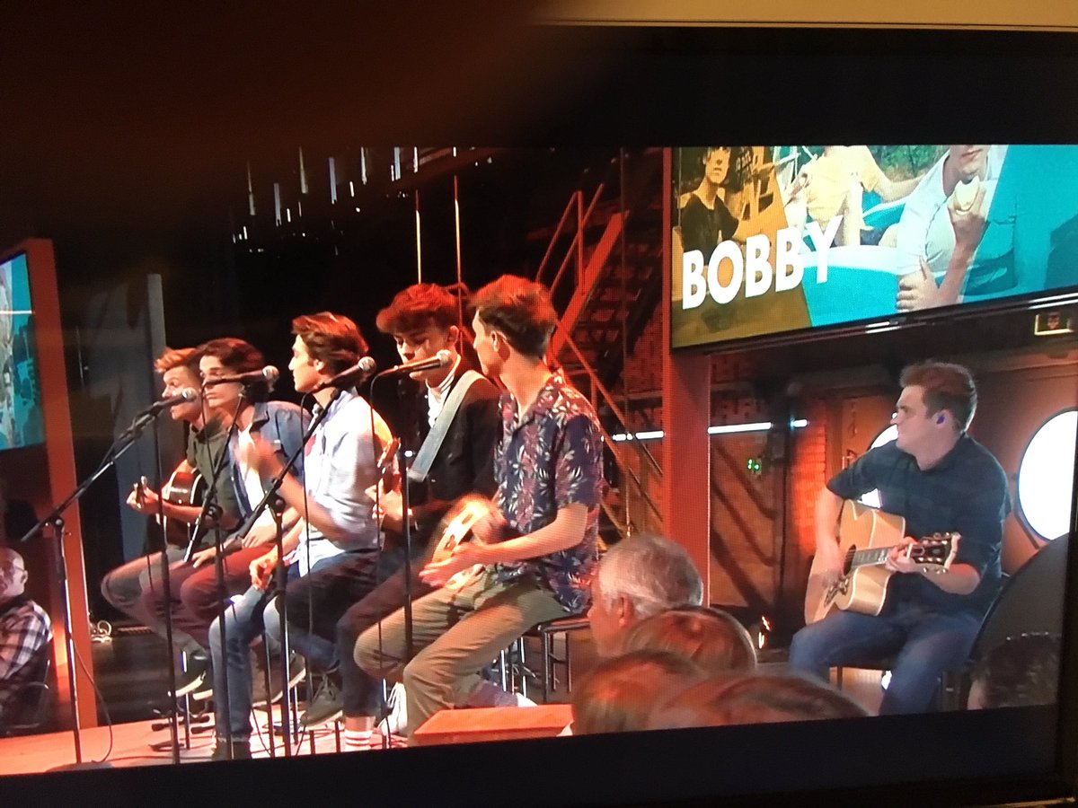 Was er echt geen betere plaats op het podium voor @bramgitaar tijdens optreden van nieuwe boysband #bobby