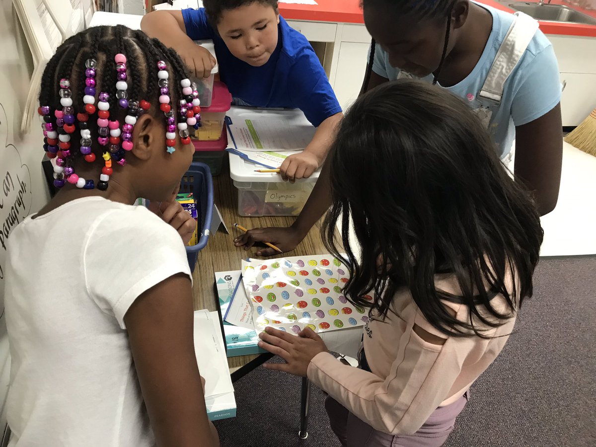 MsDowningsClass's tweet photo. Learning about arrays in math class today! #MightyBears. #fourthgradefun #learningmath. https://t.co/8xJDdP4OHU