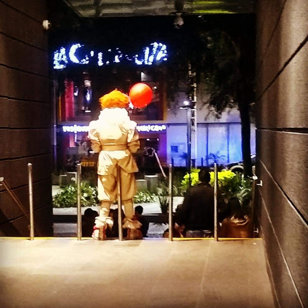 JOELMONTI3's tweet photo. -Disculpe poli ¿dónde hay otra salida?
-Ya solo es esa ¿porque?
- Esque hay un tipo muy extraño ahí parado
- Un chaka?
-mmmm no, pero me da el mismo miedo https://t.co/UIh40hIgTX