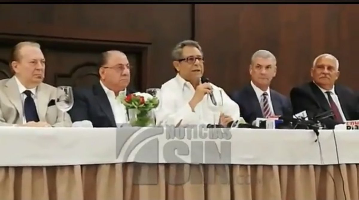 VinicioSenador's tweet photo. Los rostros de la derrota . Danilo los ha puesto a comerse un tiburón podrido. No lo pueden disimular. https://t.co/MyjLvraktP