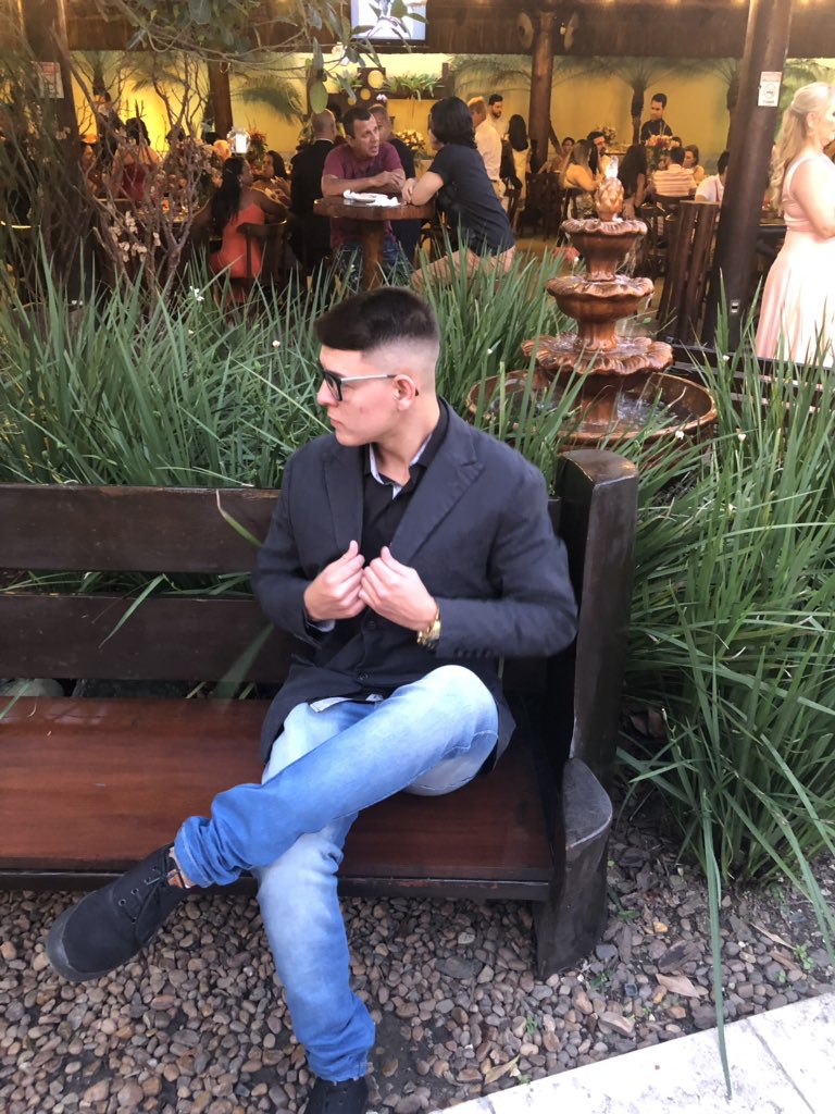 Jonassedd's tweet photo. Deixa eu me ajeitar/ olhei pro lado 🤦🏼‍♂️ https://t.co/ZEnRokIYvI
