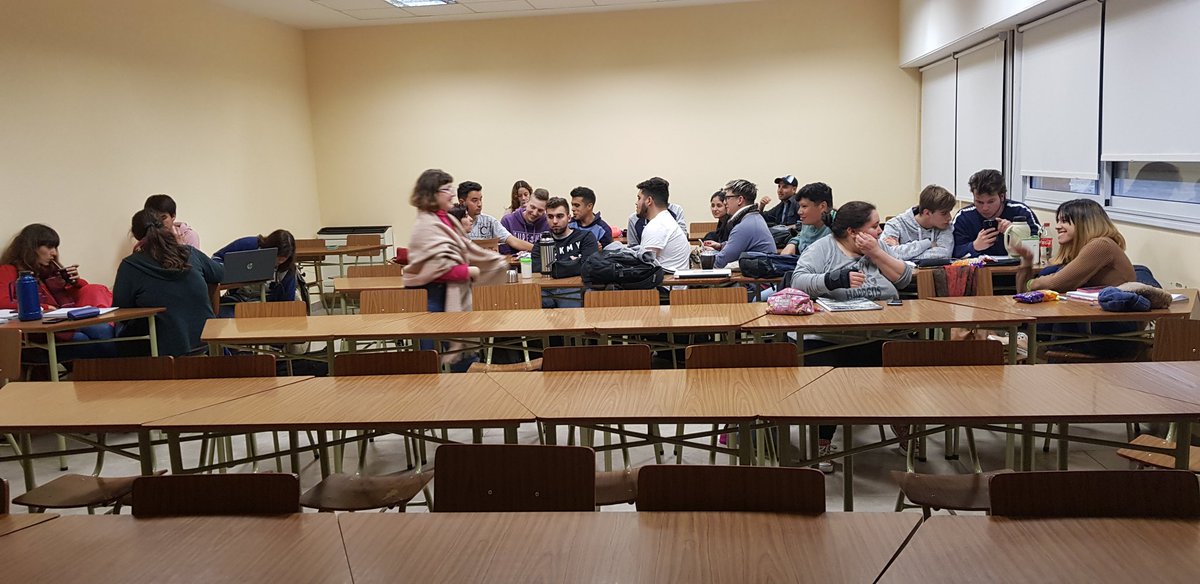 maxiperet's tweet photo. Hoy en #PDFacso19 hablamos de convergencia y nuevos medios leyendo a @aracalacana y con @redaccioncomar como ejemplo @chaniguyot https://t.co/QWLqJRj5YY