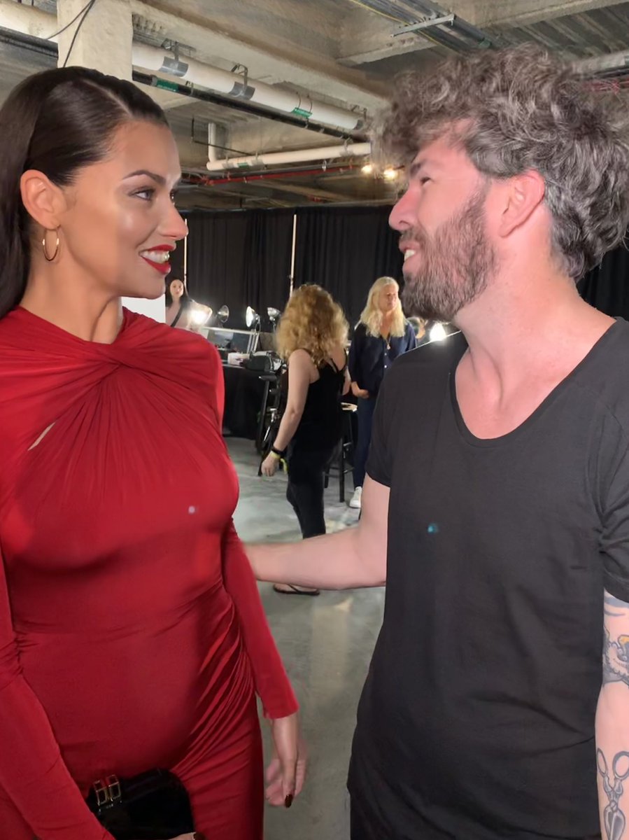 diegoalfonsouy's tweet photo. Cuando te cruzas con una de las mujeres más espectaculares y te dice..vocé é do Brasil y vos le  decís! No de Archigas 😂😂@AdrianaLima Back desfile  @JasonWu TRESemmé #nyfw https://t.co/rZda5HRqyV