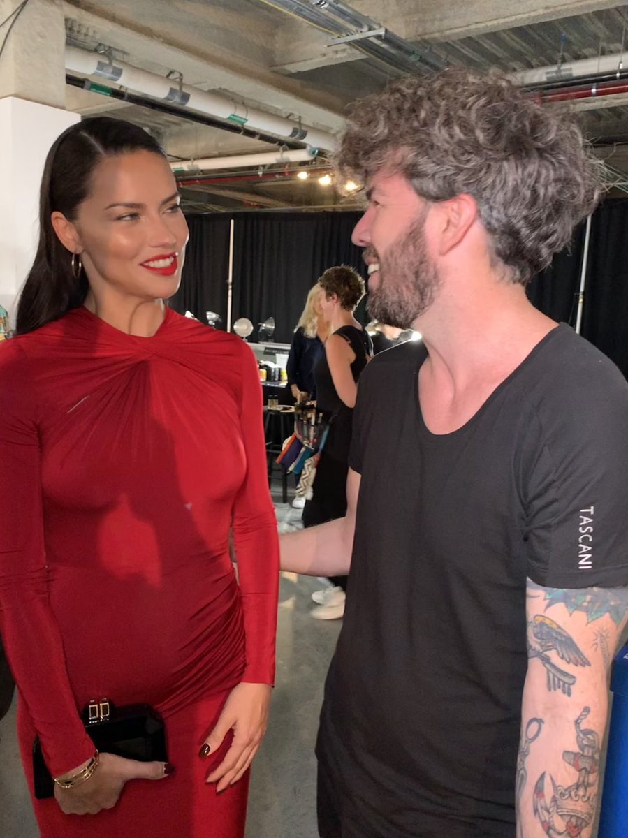 diegoalfonsouy's tweet photo. Cuando te cruzas con una de las mujeres más espectaculares y te dice..vocé é do Brasil y vos le  decís! No de Archigas 😂😂@AdrianaLima Back desfile  @JasonWu TRESemmé #nyfw https://t.co/rZda5HRqyV