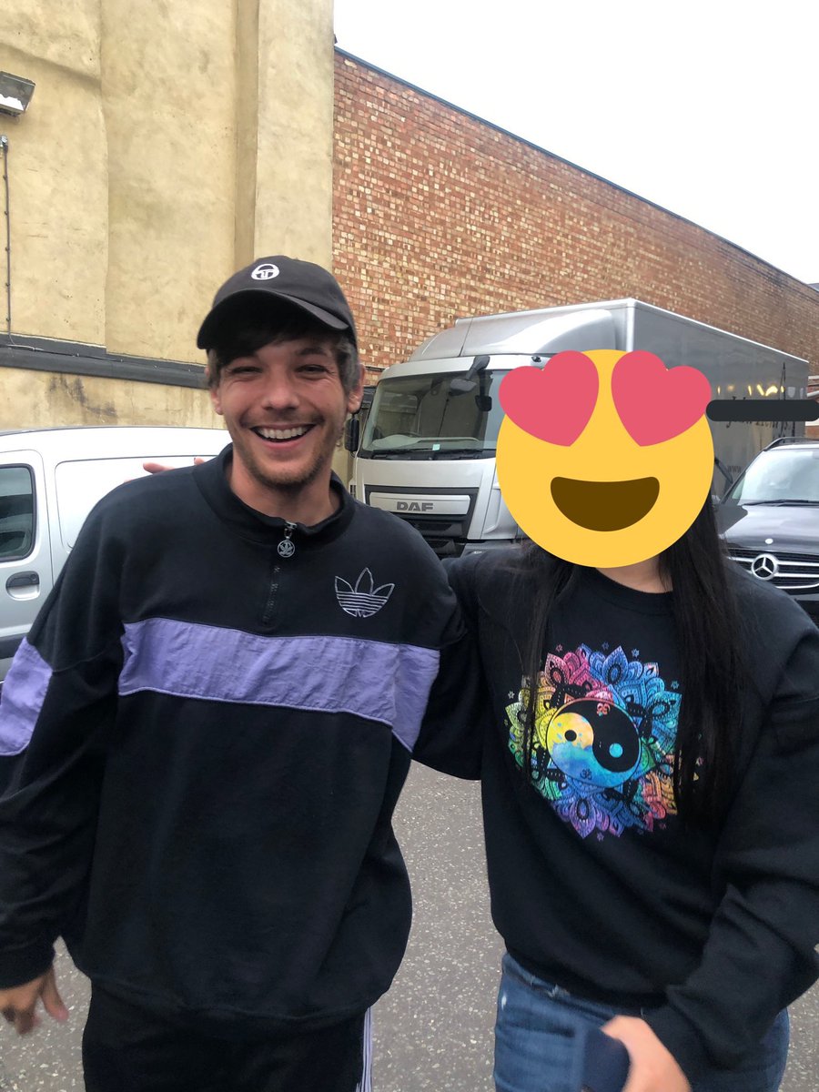 Louis with fans today! (9/9/19)